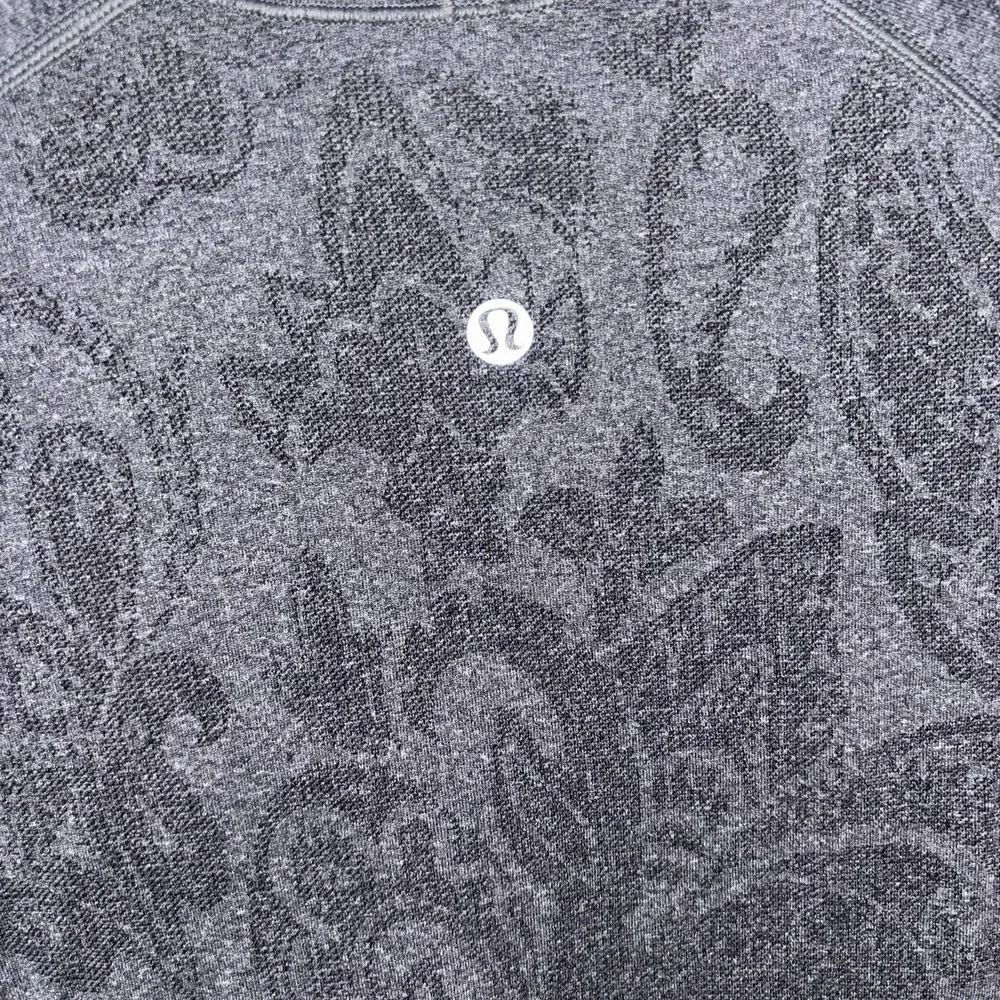 Lululemon Run Swiftly Seamless Jacquard Paisley Thumbhole Top Gray Size 8